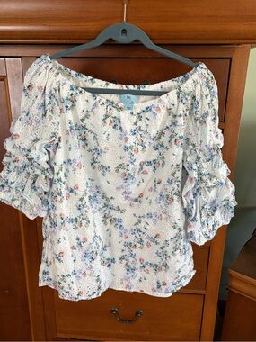 CeCe floral top on or off the shoulder elbow length sleeve Size L